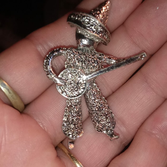 Gorgeous silver colored Brooch Pin banjo player - Picture 5 of 16